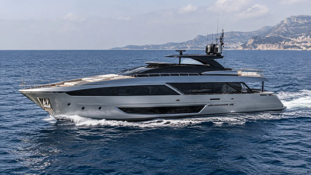 Riva 110 Dolcevita sur la côte de Monaco