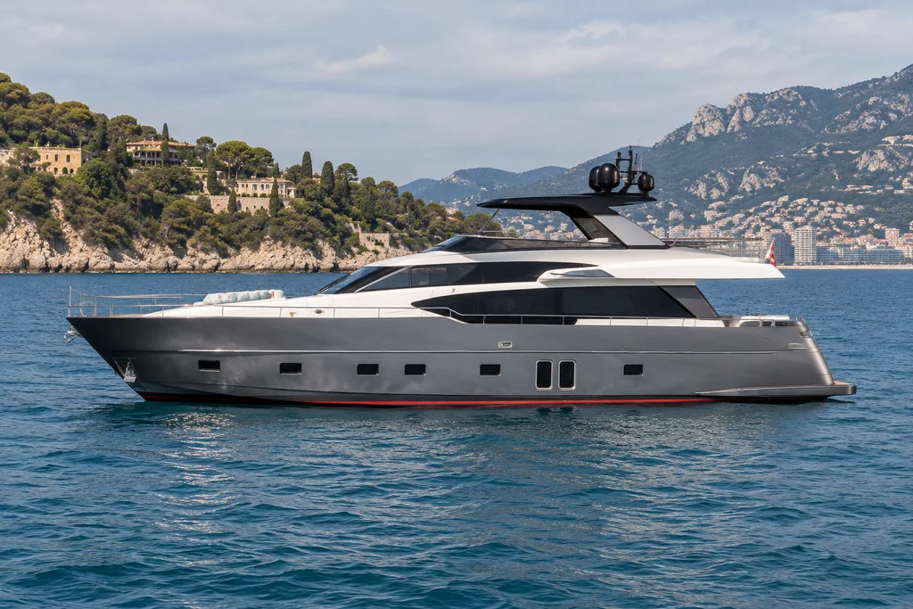 Sanlorenzo SL86 sur la côte de Monaco